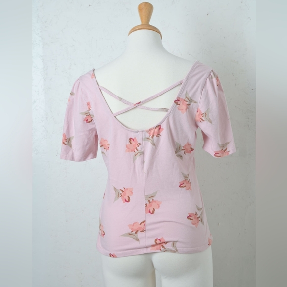 RW&CO | Pastel pink flower wide neck cross back women's short sleeve shirt - Picture 2 of 11